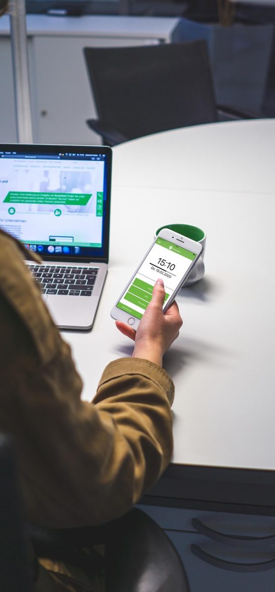格式转换器 App 转换记录列表界面截图，按时间倒序展示已完成任务的格式、体积与耗时